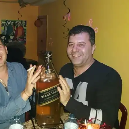 Магапаса живее нелегално в Америка с друг мъж! Певецът смени тираджийството с келнерство