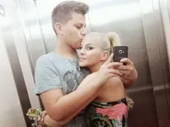 Малкият – пораснал! 16-годишният син на ДесиСлава кръстосва кръчмите, щипе по задниците колежките на майка си (Подробности)