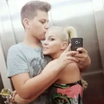 Малкият – пораснал! 16-годишният син на ДесиСлава кръстосва кръчмите, щипе по задниците колежките на майка си (Подробности)