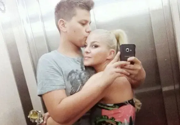 Малкият – пораснал! 16-годишният син на ДесиСлава кръстосва кръчмите, щипе по задниците колежките на майка си (Подробности)