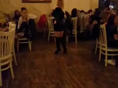 Някогашната звезда на Пайнер Рени унизена ЖЕСТОКО! Пее в квартални кафенета срещу мизерен хонорар, клиентите питат „коя е тази?“ (Снимки)