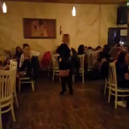 Някогашната звезда на Пайнер Рени унизена ЖЕСТОКО! Пее в квартални кафенета срещу мизерен хонорар, клиентите питат „коя е тази?“ (Снимки)