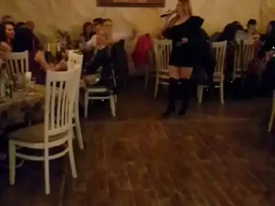 Някогашната звезда на Пайнер Рени унизена ЖЕСТОКО! Пее в квартални кафенета срещу мизерен хонорар, клиентите питат „коя е тази?“ (Снимки)