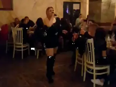 Някогашната звезда на Пайнер Рени унизена ЖЕСТОКО! Пее в квартални кафенета срещу мизерен хонорар, клиентите питат „коя е тази?“ (Снимки)