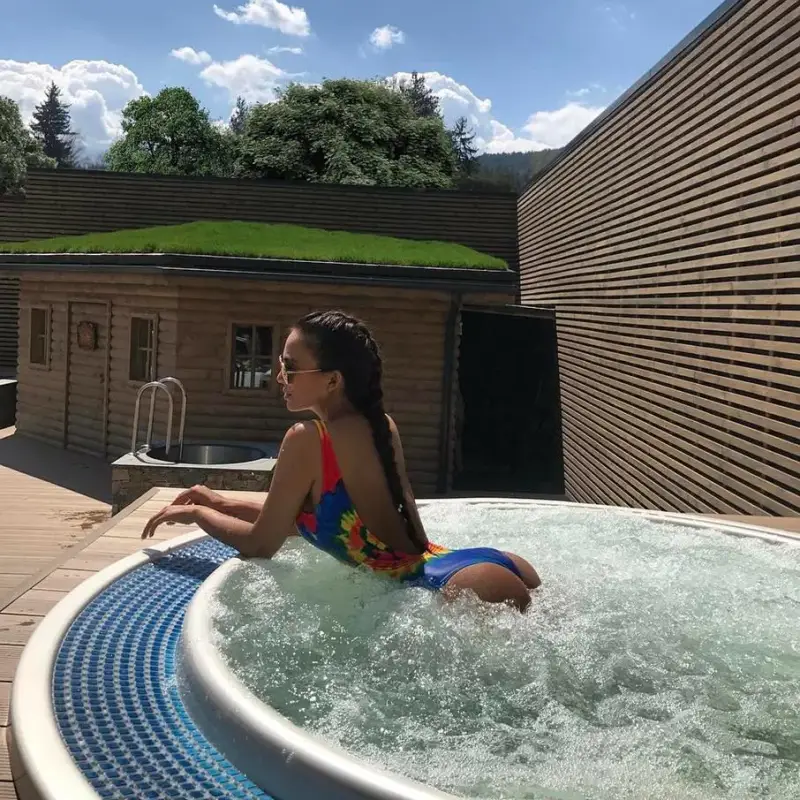 Николета радва окото с газирана дупара (Снимка)