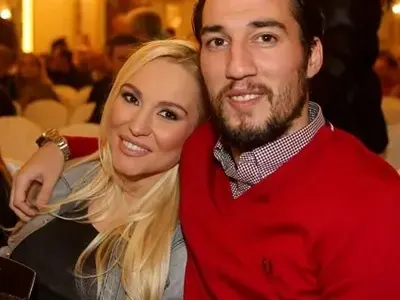 Попето разхожда Елена Паришева из София с джип като камион за 200 бона (Папарашко фото)