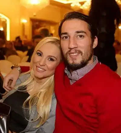 Попето разхожда Елена Паришева из София с джип като камион за 200 бона (Папарашко фото)