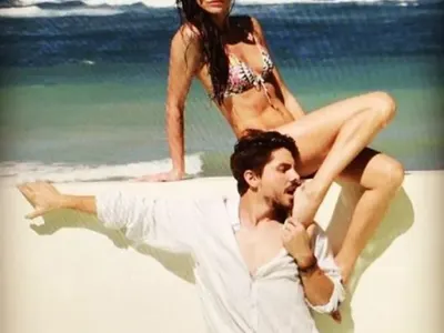 Само приятелство ли?! Фотограф захапа петата на Диляна Попова + подробности за снимката