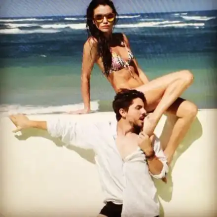 Само приятелство ли?! Фотограф захапа петата на Диляна Попова + подробности за снимката