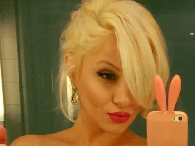 Скандалната плеймейтка Ирена Георгиева показа нежна муцунка без капка грим (Снимки)