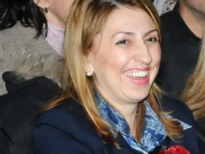 Скандалната съдийка Владимира Янева си събу чорапите  в мола