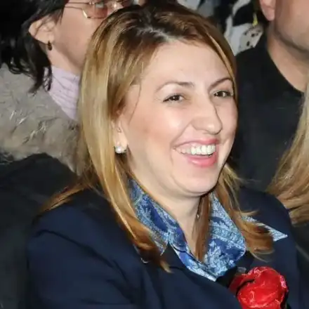 Скандалната съдийка Владимира Янева си събу чорапите  в мола