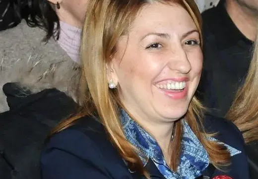 Скандалната съдийка Владимира Янева си събу чорапите  в мола