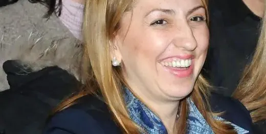 Скандалната съдийка Владимира Янева си събу чорапите  в мола