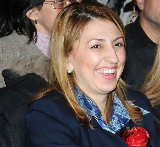 Скандалната съдийка Владимира Янева си събу чорапите в мола