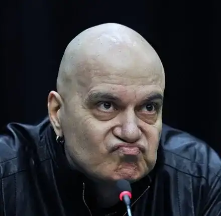 Слави прави телевизия! Бесен е, че му спират шоуто