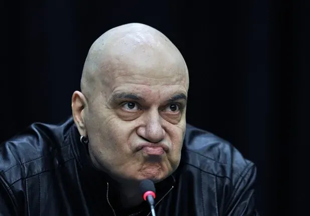 Слави прави телевизия! Бесен е, че му спират шоуто