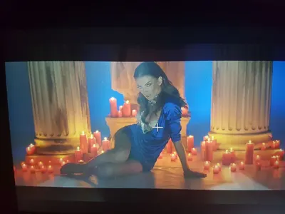 Уау, какъв бедър и гърди! Емануела ще избива рибата с новия си хит (Първи снимки от клипа)