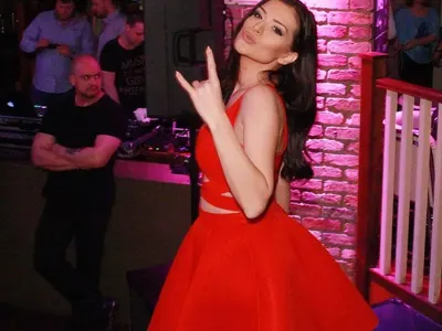 100 бона за 10 дни прибира Преслава! Певицата трупа тлъсти пачки за сметка на здравето си