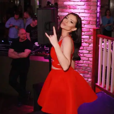 100 бона за 10 дни прибира Преслава! Певицата трупа тлъсти пачки за сметка на здравето си