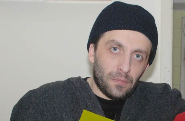 Куркински съзерцава графити дотакто закусва край кофи за боклук
