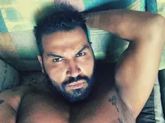 Азис държи в шах мъжете си с мръснишки филмчета в стил садо-мазо