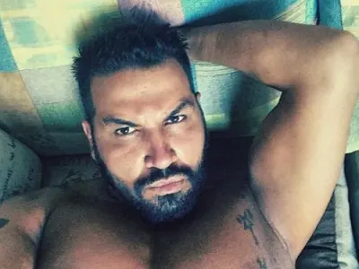 Азис държи в шах мъжете си с мръснишки филмчета в стил садо-мазо