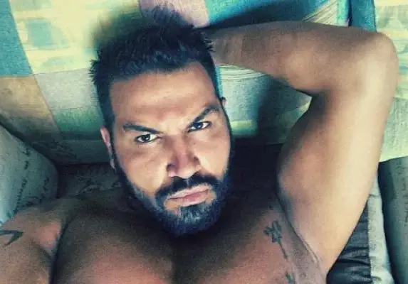 Азис държи в шах мъжете си с мръснишки филмчета в стил садо-мазо