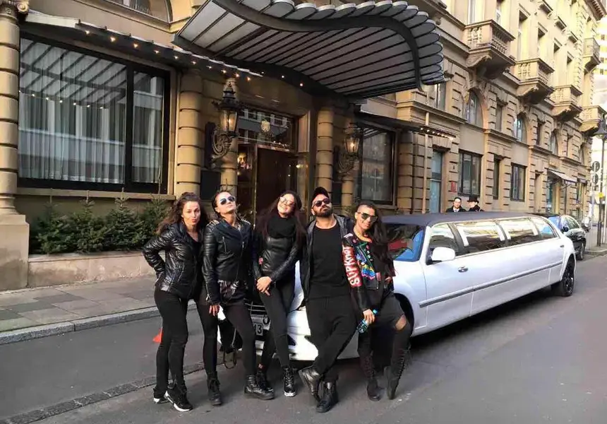 Азис катастрофира с екипа си в Мюнхен! (СНИМКИ на пострадалата лимузина)