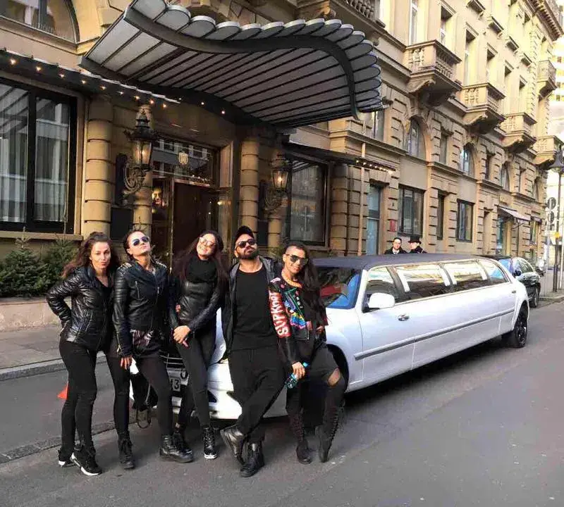 Азис катастрофира с екипа си в Мюнхен! (СНИМКИ на пострадалата лимузина)