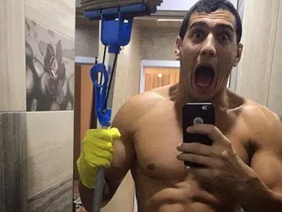 Бившият на ДесиСлава, ММА боецът Зарко, успя да я забрави! Забърса плейметка, излиза и с непълнолетни мацки (СНИМКИ+Подробности)