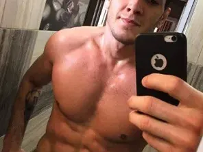 Бившият на ДесиСлава, ММА боецът Зарко, успя да я забрави! Забърса плейметка, излиза и с непълнолетни мацки (СНИМКИ+Подробности)