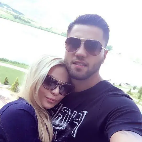 Деси Слава пак скъса джоба покрай малкото си зайче, няма пари да си плати таксите за входа