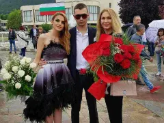 Дизайнерката Евгения Борисова превърна приятелката на сина си в най-красивата и модерна абитуриентка! (Уши й рокля с кристали, ВИЖ СНИМКИ)