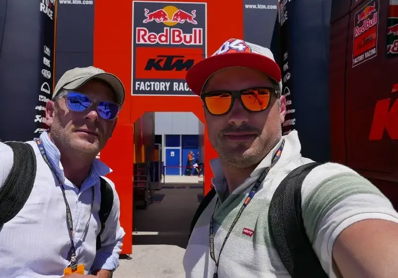 Гаджета ли са Вергов и Карамазов? Актьорите се хвалят с предизвикателни селфита от Испания