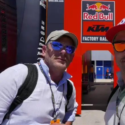 Гаджета ли са Вергов и Карамазов? Актьорите се хвалят с предизвикателни селфита от Испания