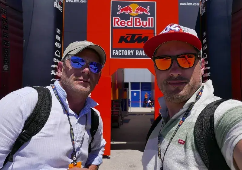 Гаджета ли са Вергов и Карамазов? Актьорите се хвалят с предизвикателни селфита от Испания