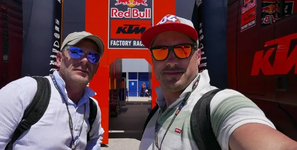 Гаджета ли са Вергов и Карамазов? Актьорите се хвалят с предизвикателни селфита от Испания