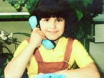 Как е изглеждала Анелия като малка? Звездата пусна НЕВИЖДАНИ СНИМКИ от своето детство, както и от това на дъщеря си Ивон