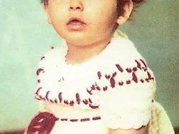 Как е изглеждала Анелия като малка? Звездата пусна НЕВИЖДАНИ СНИМКИ от своето детство, както и от това на дъщеря си Ивон