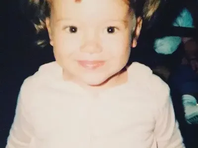 Как е изглеждала Анелия като малка? Звездата пусна НЕВИЖДАНИ СНИМКИ от своето детство, както и от това на дъщеря си Ивон