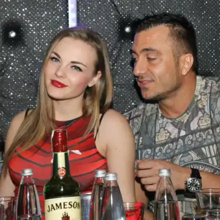 Константин кръшка с одобрение от жена си! Тя се примири, че бракът им ще е „отворен“