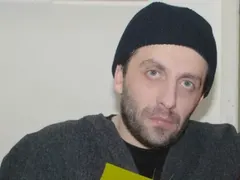 Куркински съзерцава графити дотакто закусва край кофи за боклук