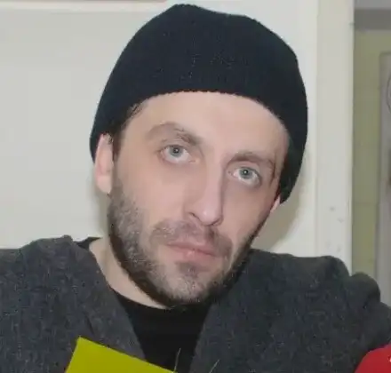 Куркински съзерцава графити дотакто закусва край кофи за боклук