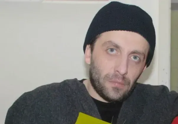 Куркински съзерцава графити дотакто закусва край кофи за боклук