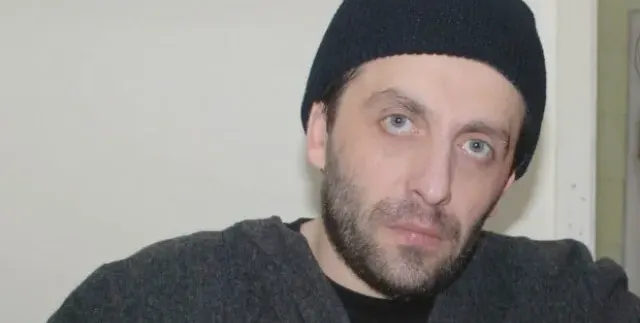 Куркински съзерцава графити дотакто закусва край кофи за боклук