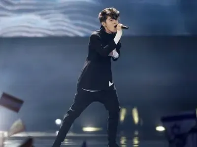 Лорд Минчев пусна Гилотината: Прическата на Кристиан е като пренощувала в курник, вокалистът на Юръп с въображение в отпуск + още коментари и СНИМКИ