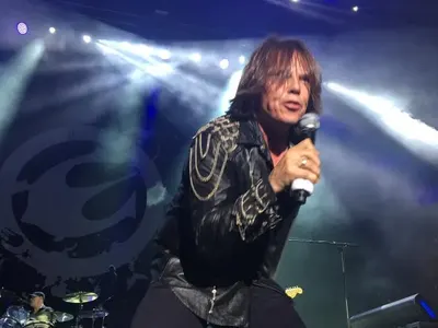 Лорд Минчев пусна Гилотината: Прическата на Кристиан е като пренощувала в курник, вокалистът на Юръп с въображение в отпуск + още коментари и СНИМКИ