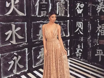 Мегз си счупи крака, докато шие рокля на живо пред феновете си