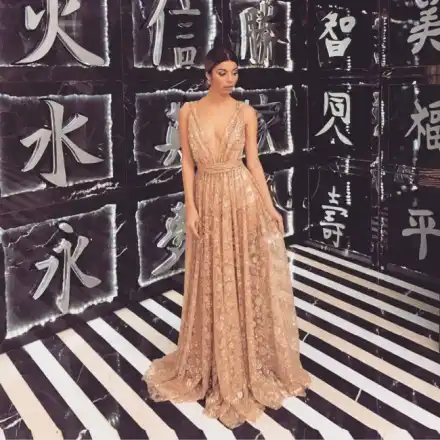 Мегз си счупи крака, докато шие рокля на живо пред феновете си